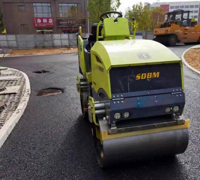 奔馬2.5噸小型壓路機(jī)壓實(shí)瀝青